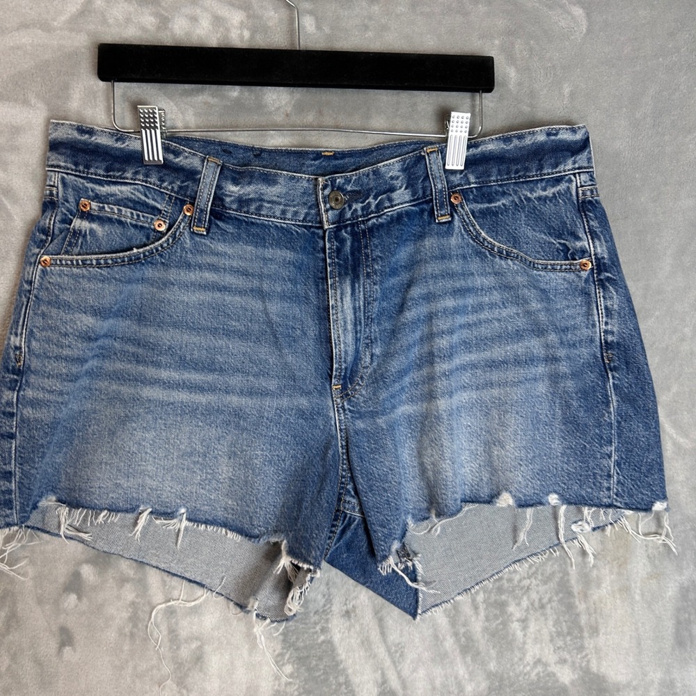 Gap Denim Shorts Blue Medium Wash Low Stride Raw Hem 33 16R Regular Cotton